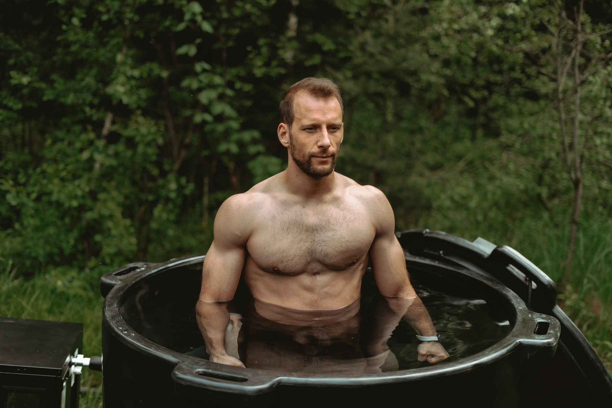 A man immersed in the HD Pro ice bath